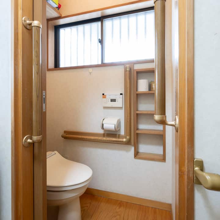 手すりが豊富についており、お年寄りや体の不自由な方が使いやすいトイレとなっております。生理用ナプキンの準備もあります。