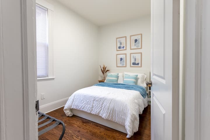 Спалня 2: стая със средно пространство, с пълно легло, удобен матрак и спокойна стая.  