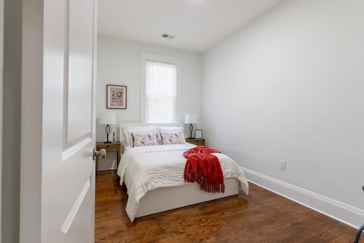 Спалня 3: Средно помещение, пълноразмерно легло, удобство за 2 - ма гости.