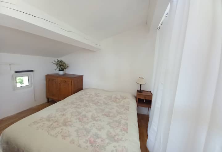 le lit Queen size (160)
Спалното бельо е с високо качество. 
На това просторно ниво  всички прозорци и Vélux са оборудвани с щори. 