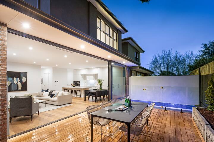 Luxury living in exclusive location gallery image 2