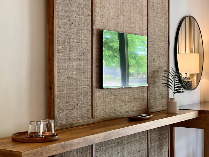 стандартна стая с плосък екран и работно бюро