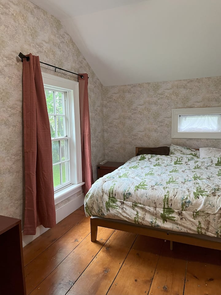 Მე-2 სართულის დიდი საძინებელი დიდი ზომის საწოლით.