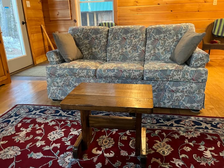 沙发可转换为标准双人床（拉出式）。 提供床上用品和枕头。