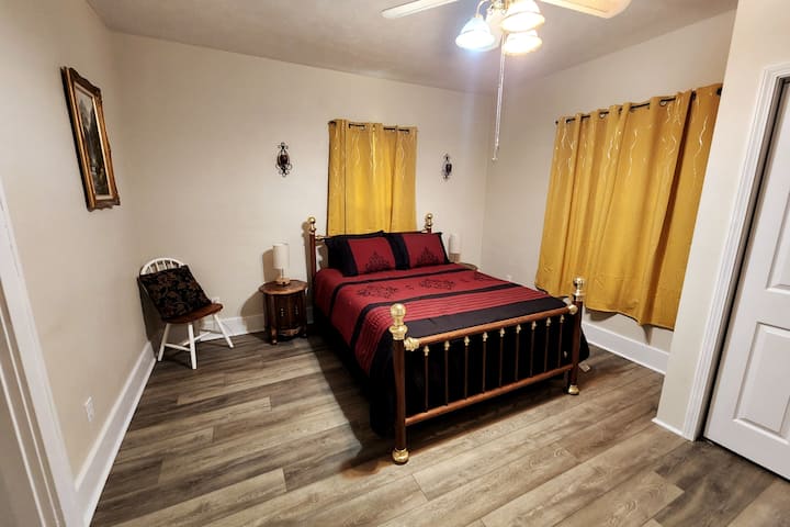 Aquí tenemos nuestro dormitorio tamaño queen.  Incluye un armario doble y un tocador con espejo que no se muestra en la foto.