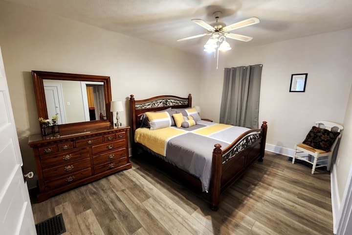 Nuestra cama tamaño king, con cómoda de buen tamaño. También hay un armario con perchas.