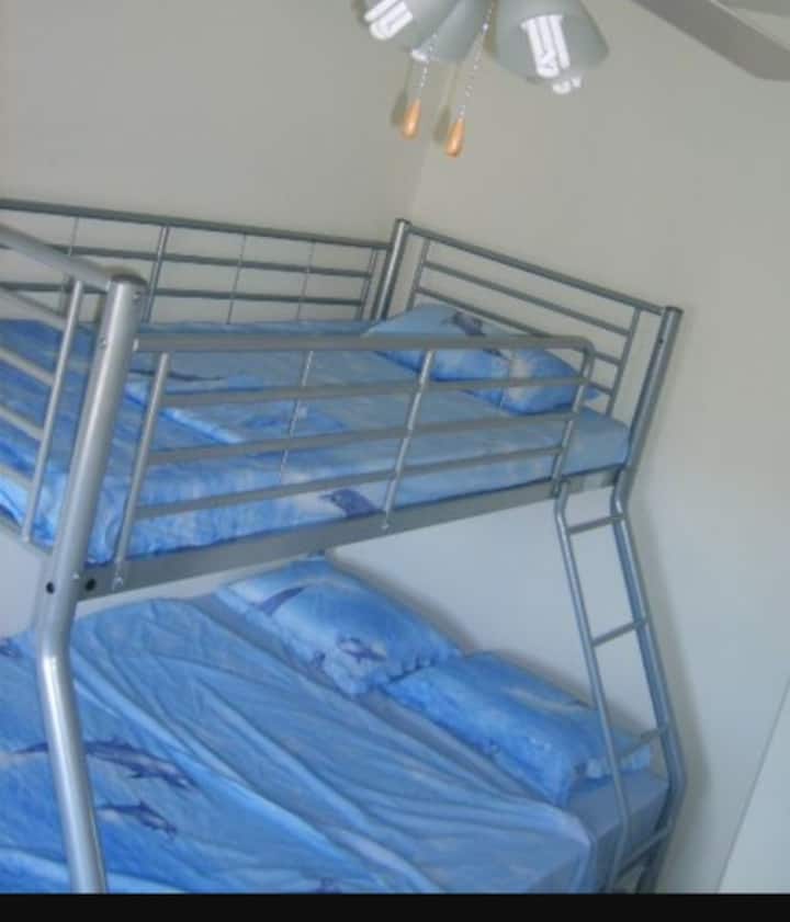 DETSKÁ izba S
poschodovou posteľou 140 / 90,
1 šatníková skriňa
