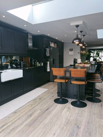 Stylish Renovated 3BR Townhouse w/ Garden gallery image 2