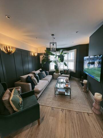 Stylish Renovated 3BR Townhouse w/ Garden gallery image 3