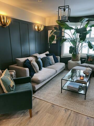 Stylish Renovated 3BR Townhouse w/ Garden gallery image 4