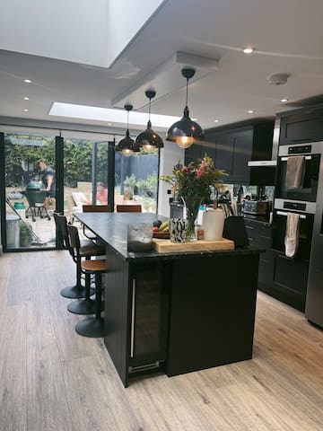 Stylish Renovated 3BR Townhouse w/ Garden