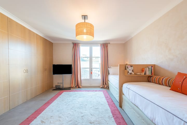 غرفة نوم 4 أسرّة مفردة، إطلالة على القرية، خزانات نجارة 