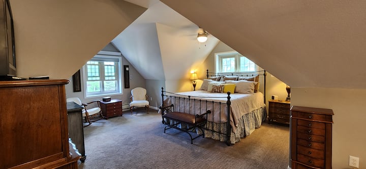 ¡Suite principal con dormitorio! Súper privado y espacioso.