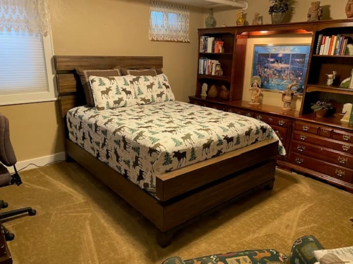 Dormitorio #3 con cama tamaño queen y escritorio para el trabajo remoto.