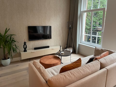Top performing Airbnb: Cosy apartment near Vondelpark in Overtoomse Sluis