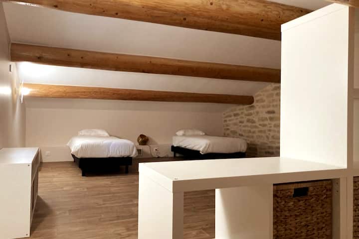 Habitación 5, dos camas de 90x200, la elegancia de la madera y la piedra
