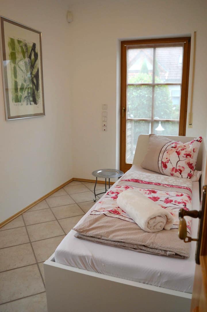 мала спална соба (опција за единечен кревет, простор за спиење 80 x 200)