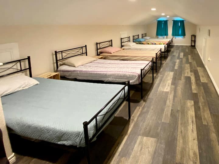El dormitorio de arriba con 6 camas individuales es el espacio perfecto para que los niños hagan los suyos.