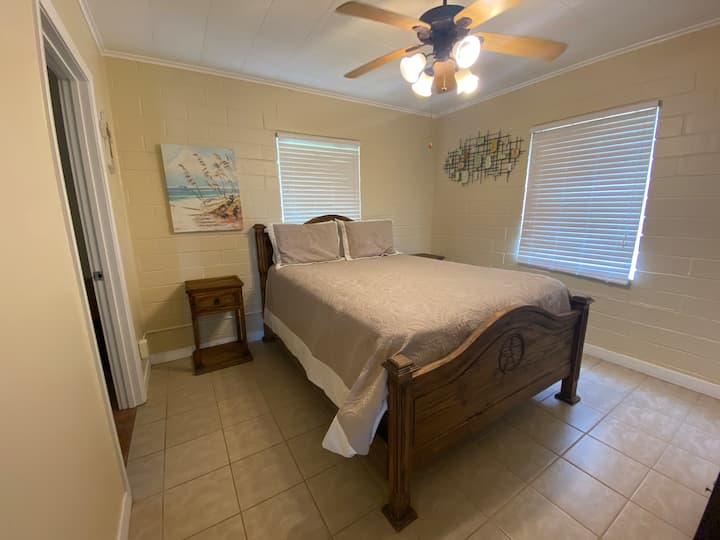 Dormitorio principal con cama tamaño queen y baño adjunto.