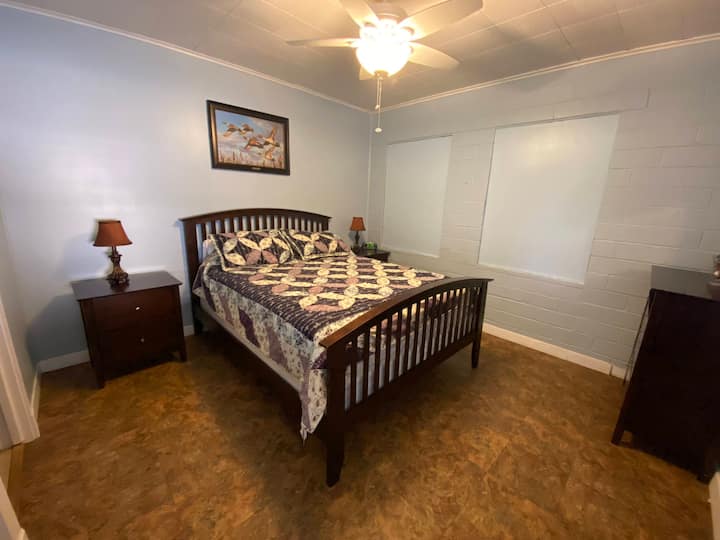 Dormitorio 2 con una cama tamaño queen.