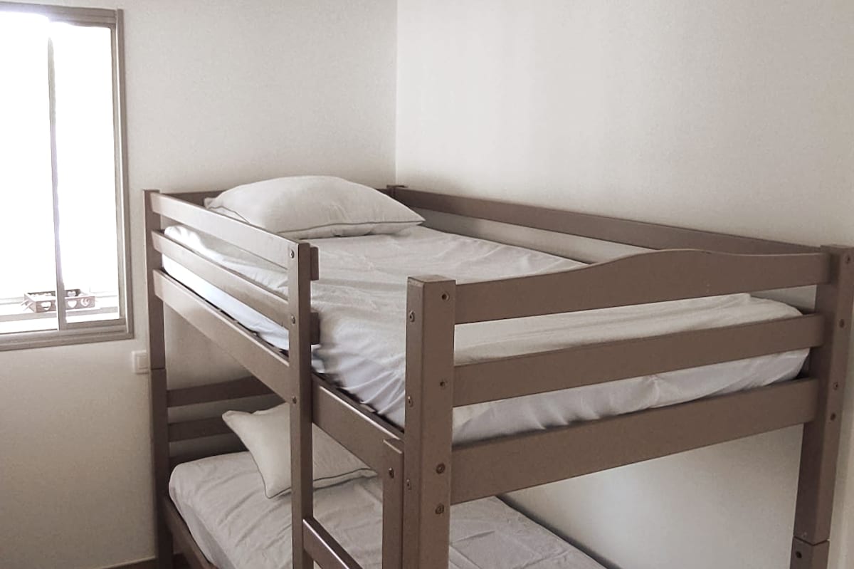 spavanje 3-4 u brvnari, krevet na kat 2* 90*190 cm, 2 jastuka 60*60, 2 popluna 140*200.