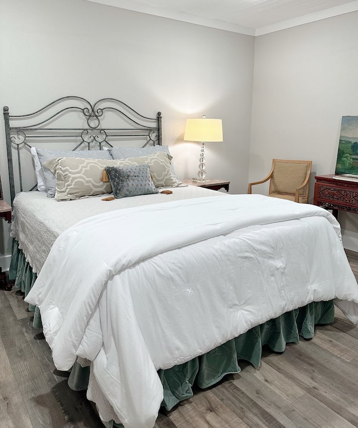 חדר אורחים עם מיטת קווין סייז.