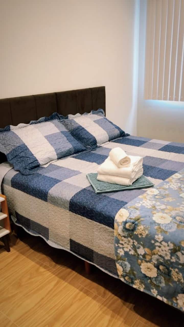 Spálňa 2 -  s televízorom SmartTV 32" s káblovou TV, klimatizáciou (teplá/studená), šatník. Posteľná bielizeň a uteráky.