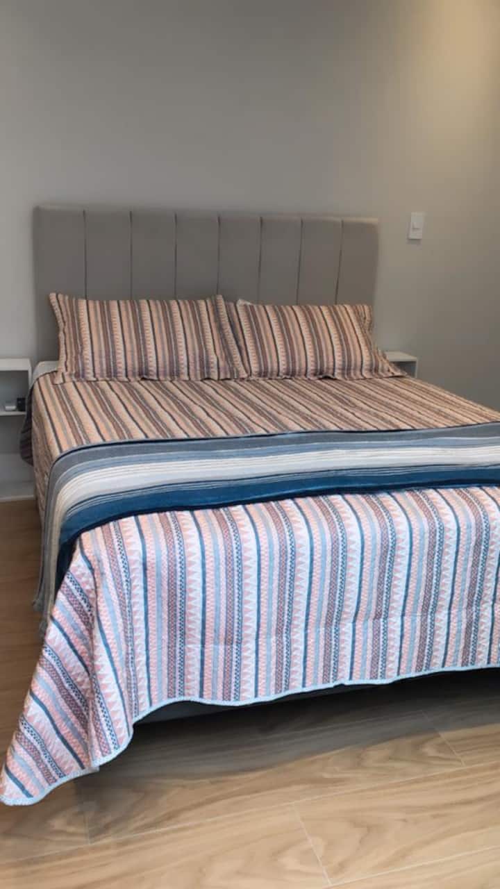 Izba 1 - Apartmán s televízorom SmartTV 32" s káblovou televíziou, klimatizáciou, šatníkom, vybavenou kúpeľňou. Posteľná bielizeň a uteráky.