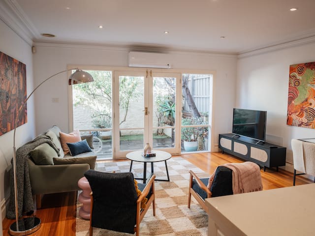 Central South Melbourne Cottage