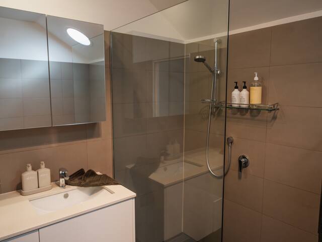 Central South Melbourne Cottage gallery image 4