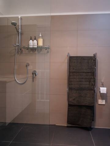 Central South Melbourne Cottage gallery image 5