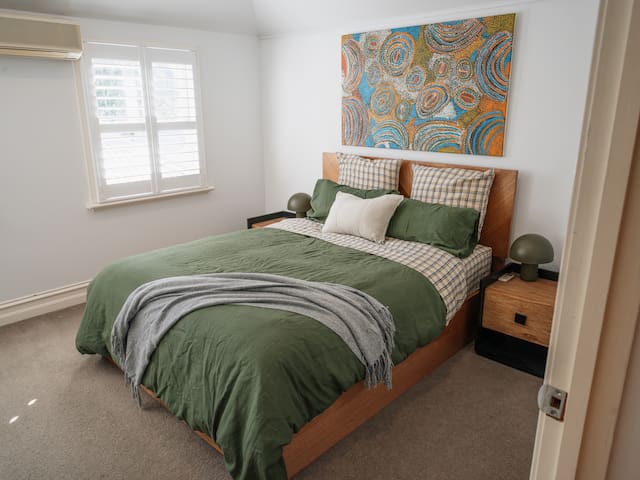 Central South Melbourne Cottage gallery image 2