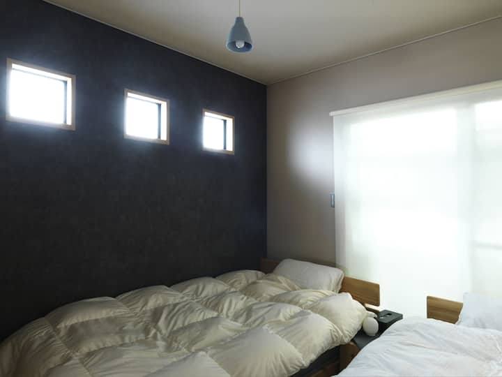 Ამ საძინებელში დგას ერთადგილიანი საწოლი და ნახევრად ორადგილიანი საწოლი!