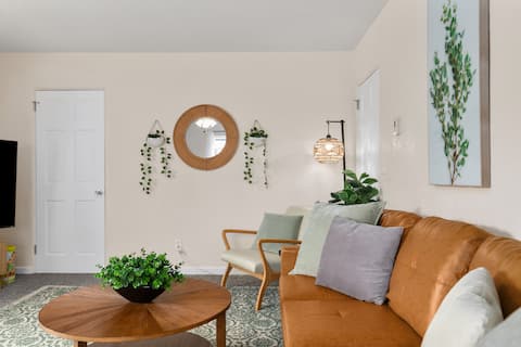 Sleeps 7{SPACIOUS}Pets Welcome!