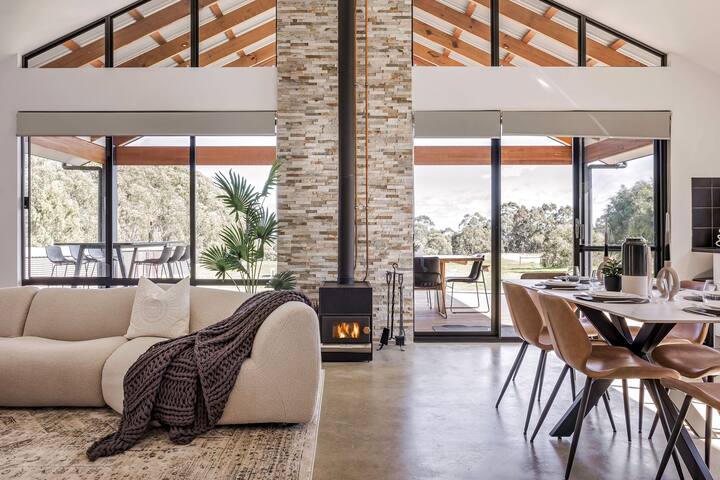 Bluegum Hideaway- luxury, aircon, 2xkitchen/living gallery image 5