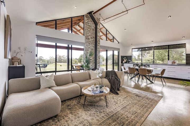 Bluegum Hideaway- luxury, aircon, 2xkitchen/living