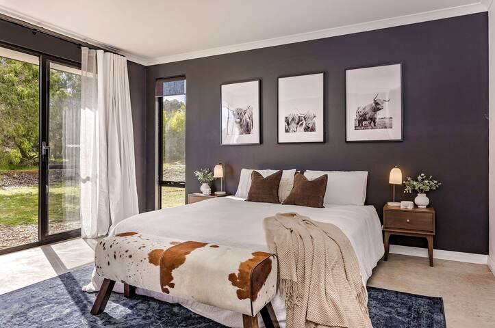 Bluegum Hideaway- luxury, aircon, 2xkitchen/living gallery image 3