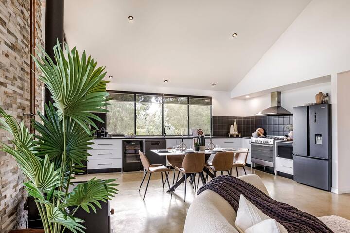 Bluegum Hideaway- luxury, aircon, 2xkitchen/living gallery image 2