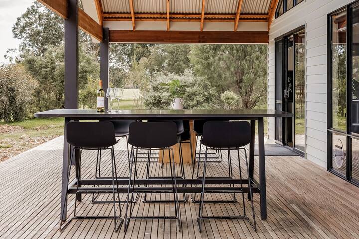 Bluegum Hideaway- luxury, aircon, 2xkitchen/living gallery image 4