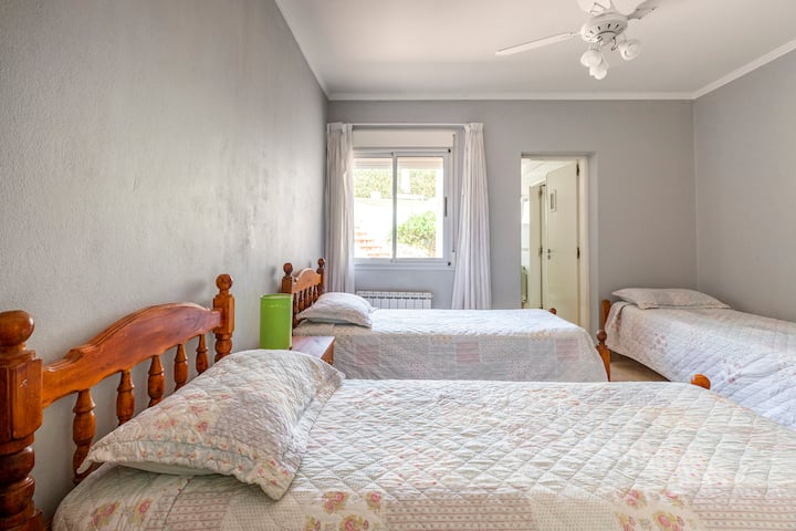 Kamer met 3 eenpersoonsbedden met gedeelde badkamer 