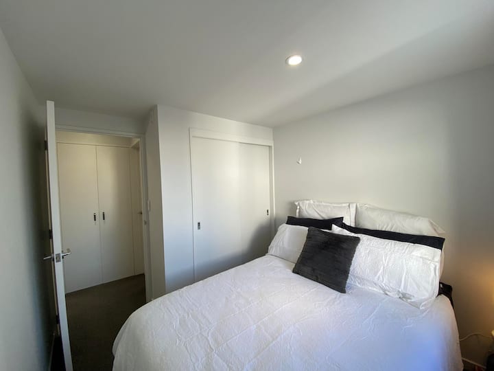 Საძინებელი 2 ორადგილიანი საწოლით და დიდი ჩაშენებული კარადებით