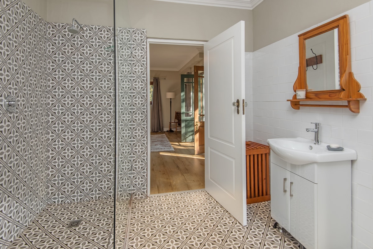 Საძინებელი 1 ორადგილიანი სააბაზანო.