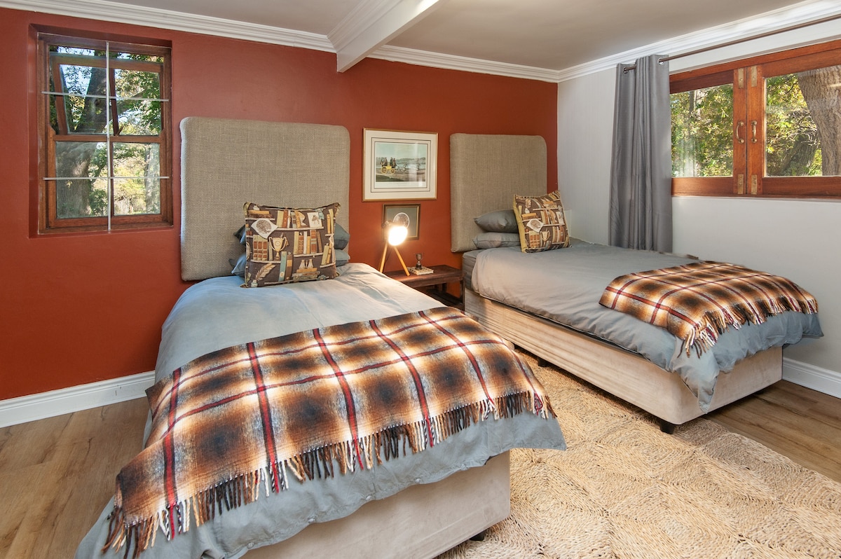 Საძინებელი 3 (მდებარეობს ქვემოთ)
2-ჯერ სამი მეოთხედი დამატებითი სიგრძის საწოლები. Იდეალურია თინეიჯერებისთვის ან ბავშვებისთვის. Კიბეს მივყავართ საკუთარი თამაშების ოთახამდე/სამხატვრო სტუდიამდე/პიჯამას შეზლონგამდე.  Საჭიროებისამებრ, საძილე ტახტი x2 ‑ ისთვის.   Გამოყავით მხოლოდ უნიტაზი. 