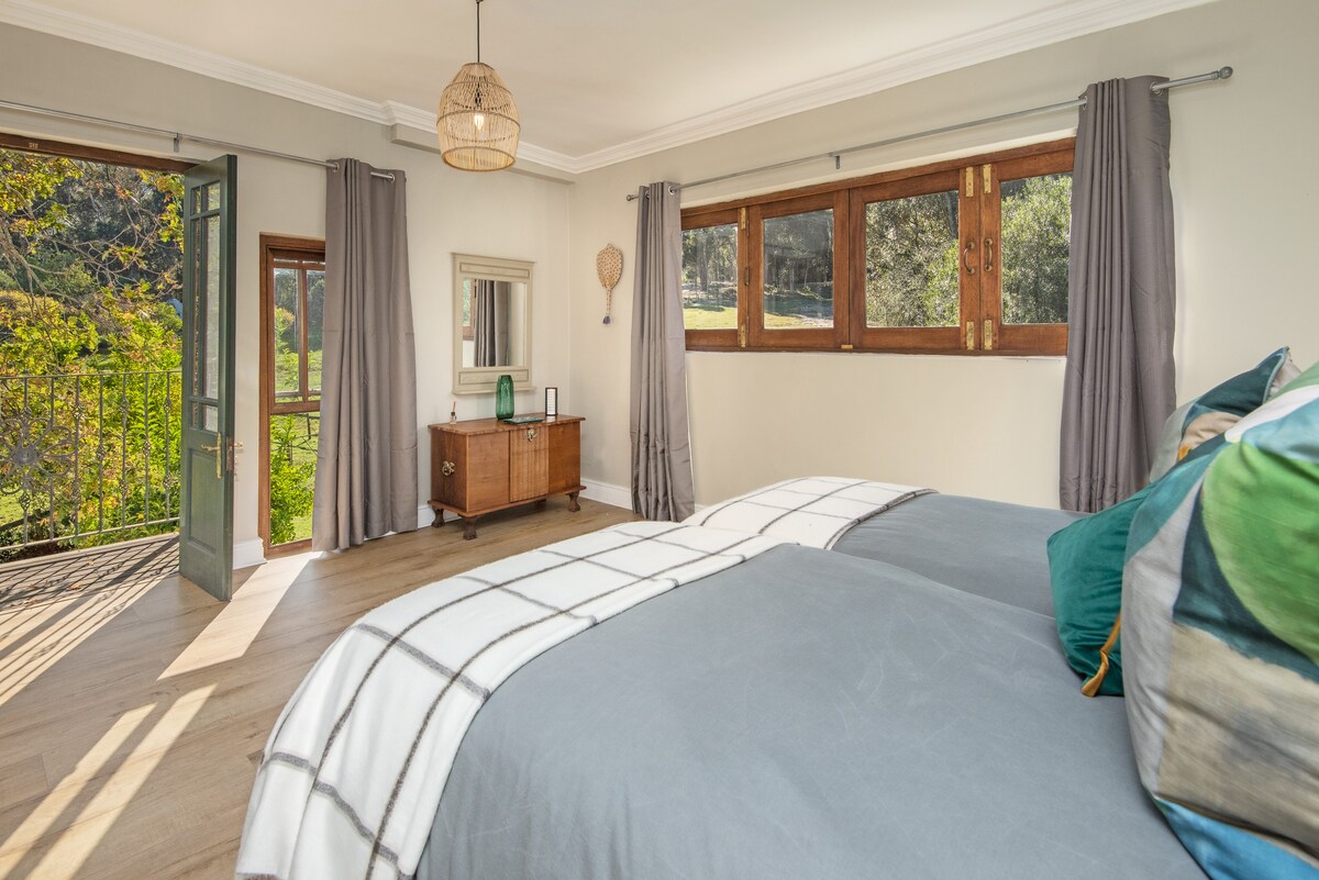 Საძინებელი 2 (მდებარეობს ზემოთ)
2-ჯერ სამი მეოთხედი დამატებითი სიგრძის საწოლები. Ორმაგი კარები, რომლებიც გადის პატარა აივანზე და გადაჰყურებს მთებსა და მწვანე საძოვრებს. 