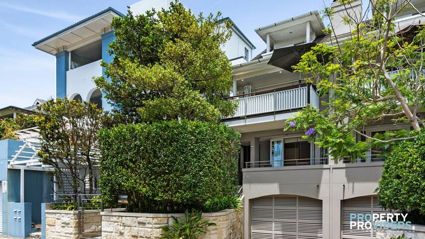 Breathtaking 4 bed townhouse near Manly Beach gallery image 2