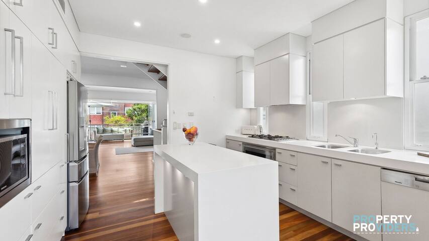 Breathtaking 4 bed townhouse near Manly Beach gallery image 5