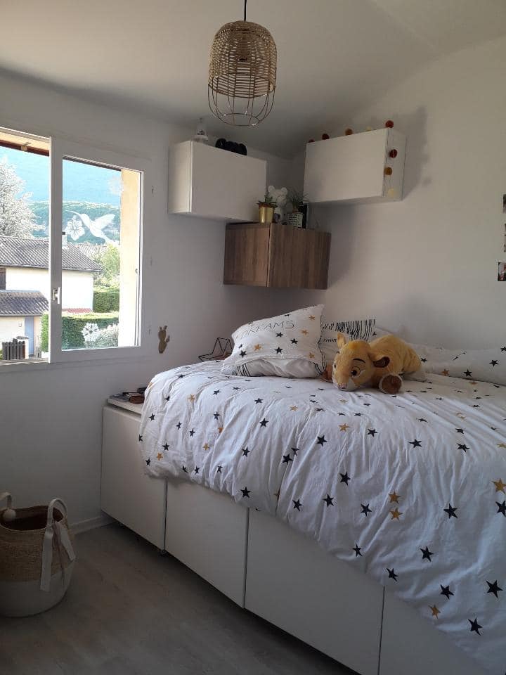 Habitación blanca con cama de 140