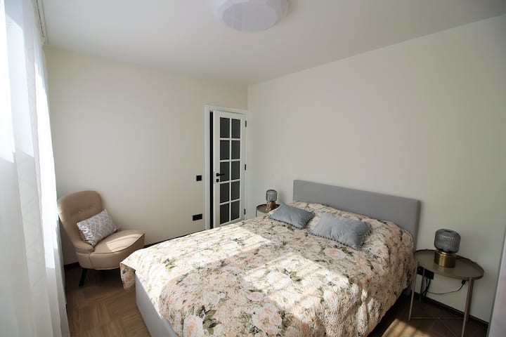 Chambre avec lit double