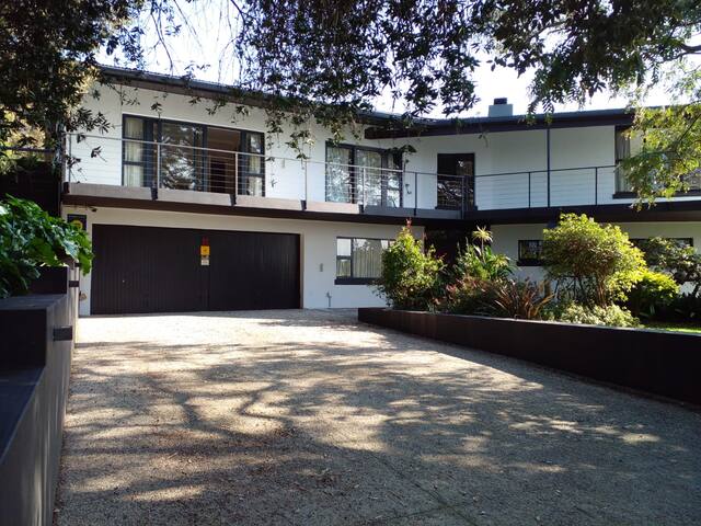 Family home in Cape Town suburbs gallery image 3