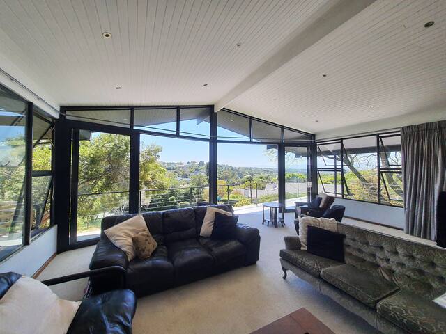 Family home in Cape Town suburbs gallery image 4